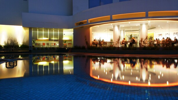 A hotel lobby with a pool reflecting the interior. - Cityloog Hotel Tebet Jakarta (Jakarta)