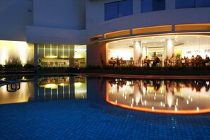 A hotel lobby with a pool reflecting the interior. - Cityloog Hotel Tebet Jakarta (Jakarta)
