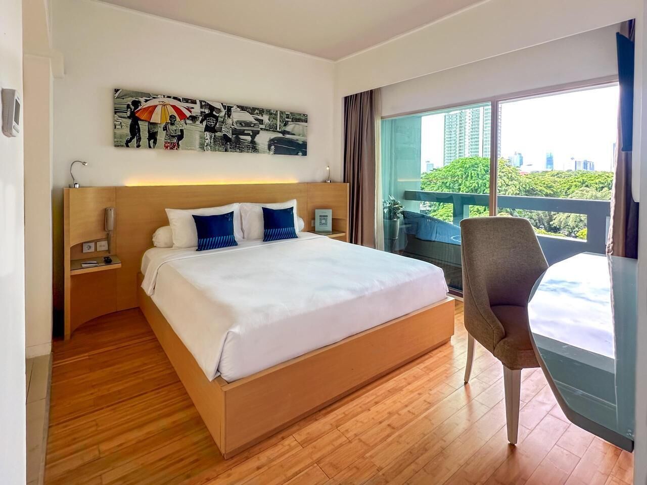 Minibar, caja de seguridad en la habitación y escritorio 