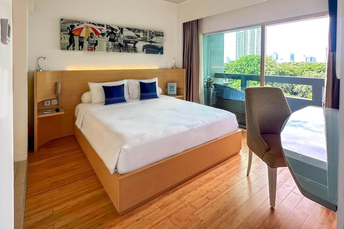 Minibar, caja de seguridad en la habitación y escritorio