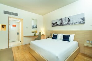 Minibar, in-room safe, desk, soundproofing - Cityloog Hotel Tebet Jakarta (Jakarta)