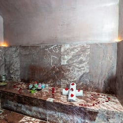 蒸氣室、深層組織按摩、運動按摩、身體去角質、臉部療程、美甲與護足