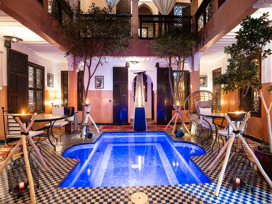 Una piscina techada, sillones reclinables de piscina