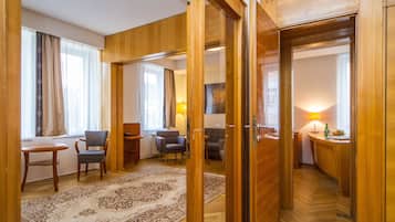 Suite Affaires, 1 chambre | Coin séjour | Télévision à écran plat de 82 cm avec chaßnes par satellite