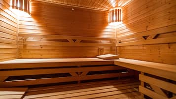 Un sauna, una bañera de hidromasaje, baño turco