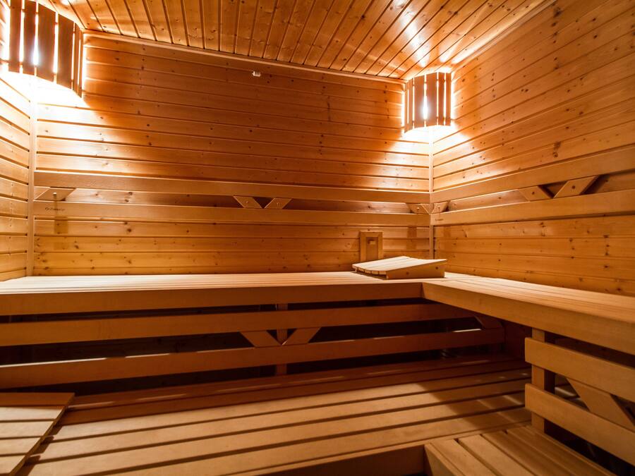 Un sauna, una bañera de hidromasaje, baño turco