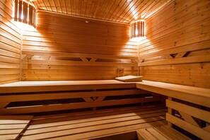Un sauna avec des bancs en bois et un plancher à lattes.