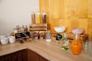 Un buffet proposant une variété de plats et d'accompagnements.