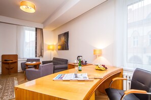 Suite empresarial, 1 dormitori | Sala d'estar | Televisor de pantalla plana de 82 cm amb canals per satèl·lit 