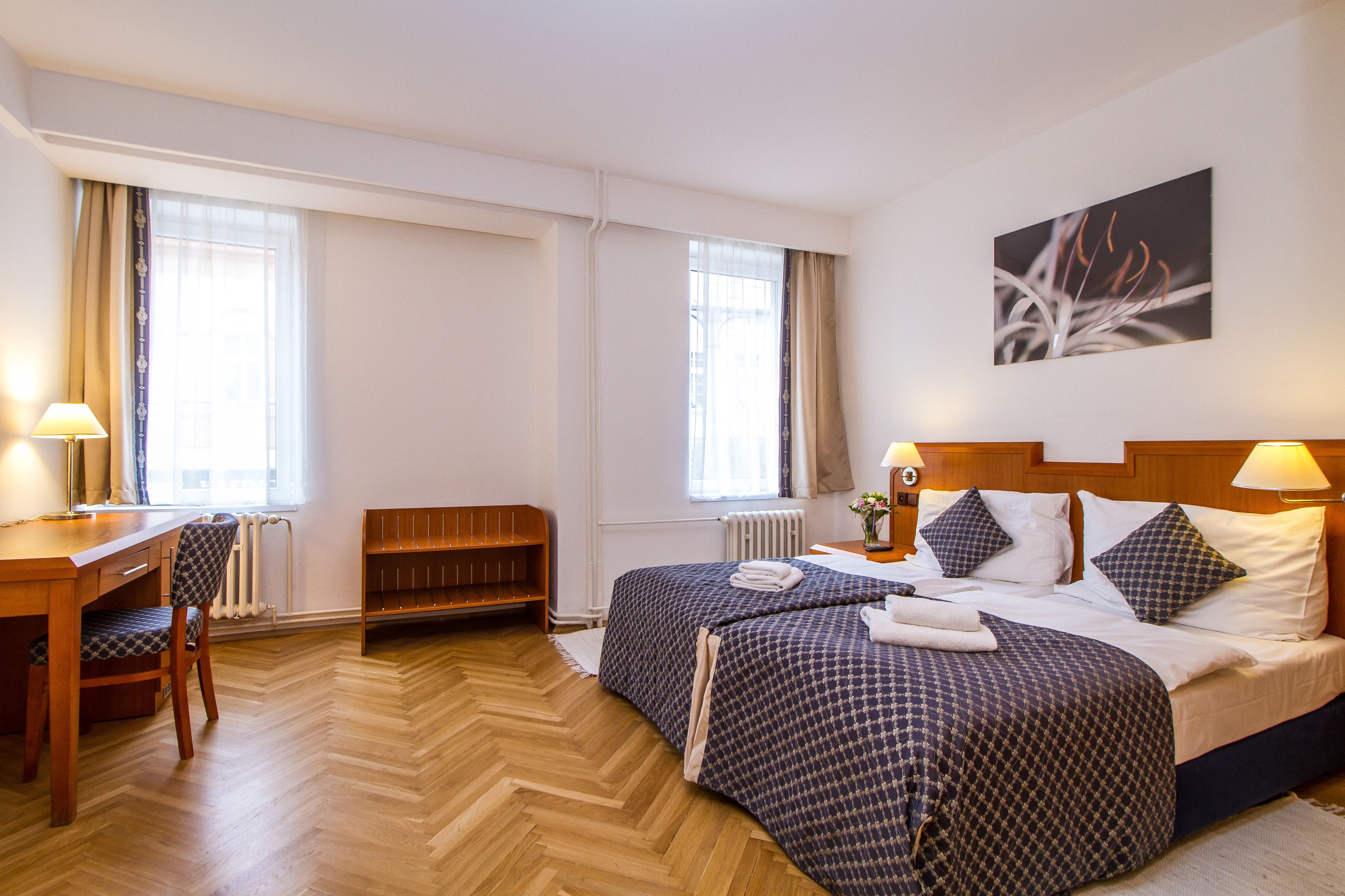 Business-Suite, 1 Schlafzimmer | Zimmersafe, Schreibtisch, Verdunkelungsvorhänge, kostenloses WLAN