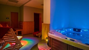 Une pièce dotée d’un jacuzzi, de meubles en bois et d’un revêtement de sol aux motifs colorés.