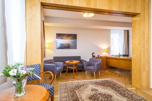 Suite empresarial, 1 dormitori | Sala d'estar | Televisor de pantalla plana de 82 cm amb canals per satèl·lit 