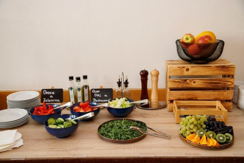 Una mesa de buffet con diversos alimentos y salsas.