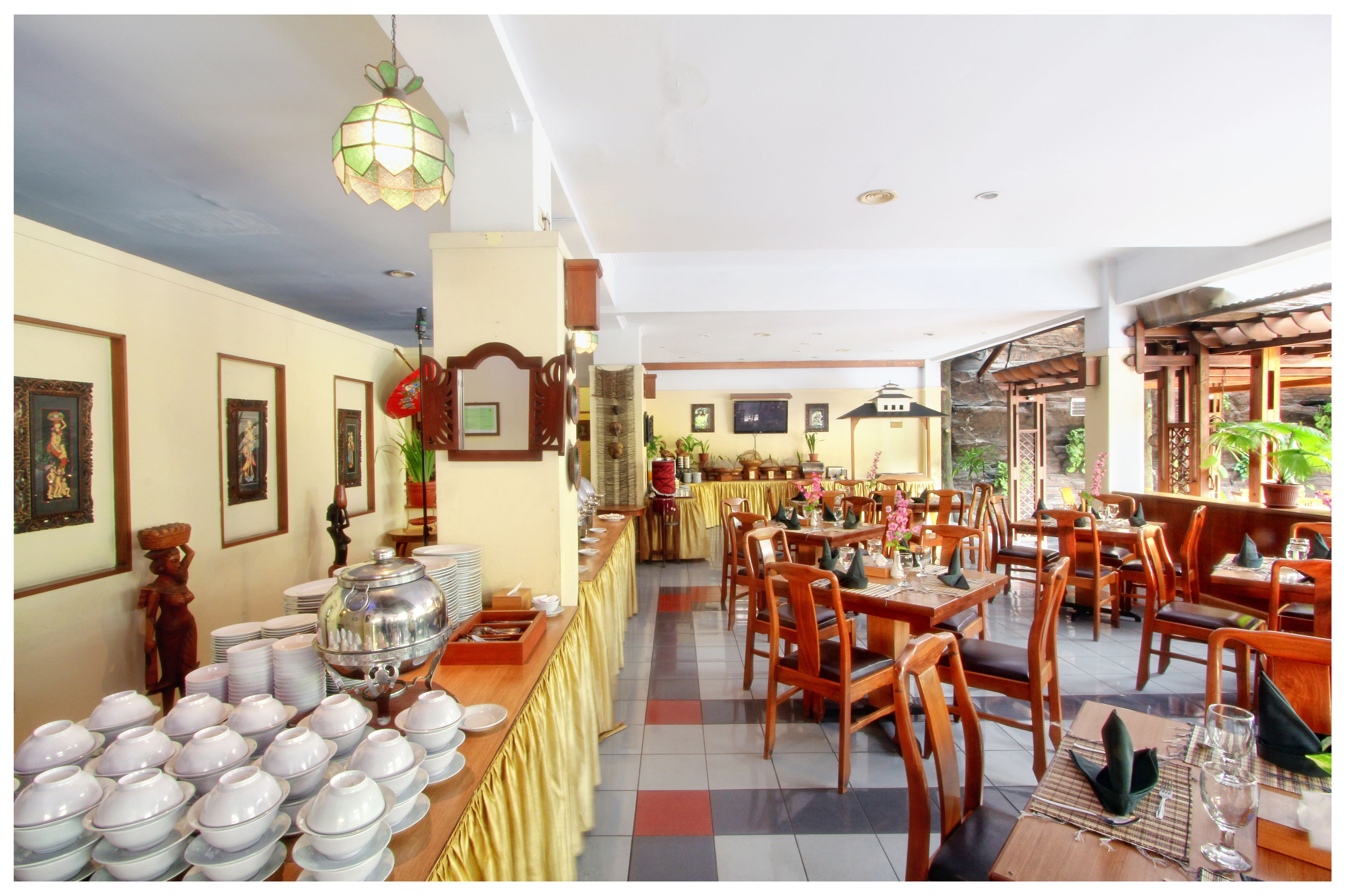 Daily cooked-to-order breakfast for a fee
