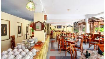 Daily cooked-to-order breakfast for a fee