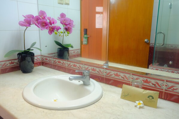 مجففات شعر، خف للقدمين، مناشف