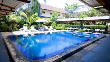 Utendørsbasseng og solsenger