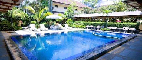 Outdoor pool, pool loungers