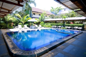 สระว่ายน้ำกลางแจ้ง, เก้าอี้อาบแดดริมสระ