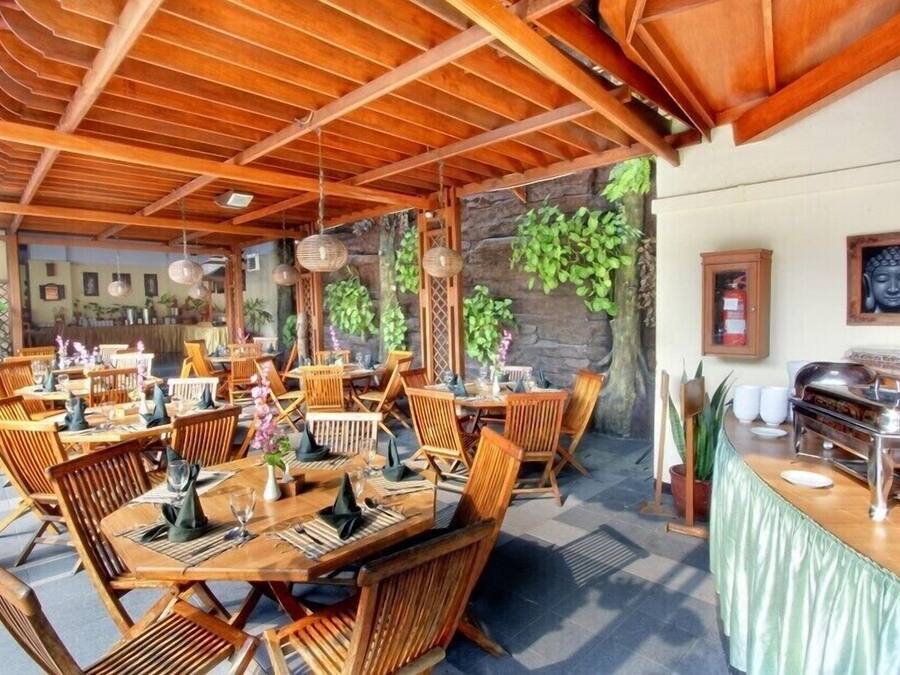 Petit déjeuner, déjeuner et dîner servis sur place, vue sur la piscine