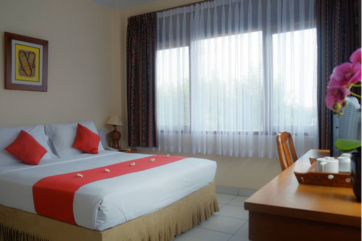 In-room safe, desk, soundproofing, free WiFi