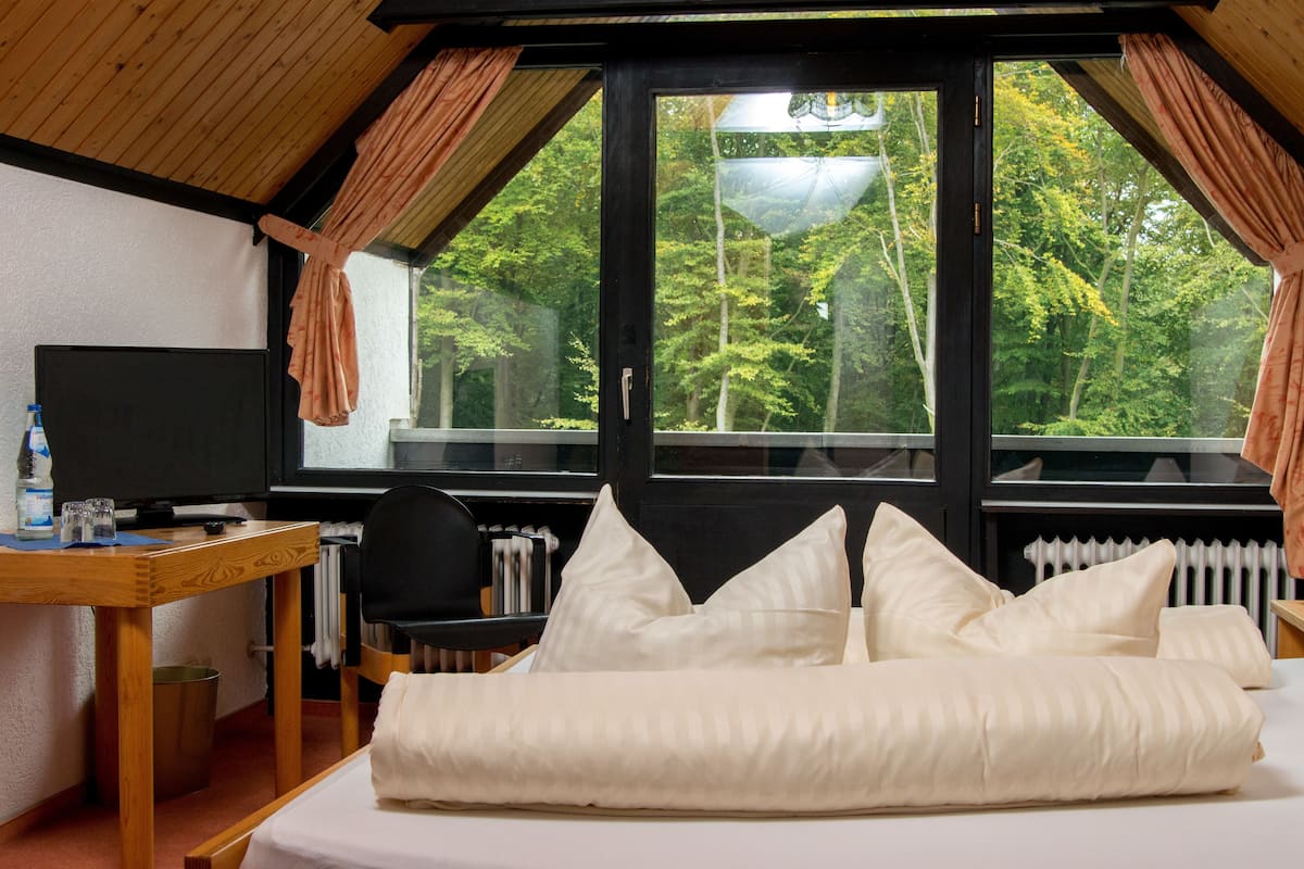 Eenvoudige tweepersoonskamer, 1 tweepersoonsbed | Een bureau, babybedden, extra bedden, gratis wifi