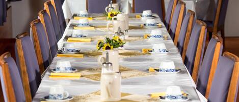 Desayuno buffet todos los días (EUR 5 por persona)