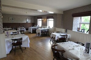 Bữa sáng đầy đủ hàng ngày (8.95 GBP/mỗi người) 