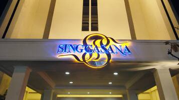Bagian depan properti - sore/malam