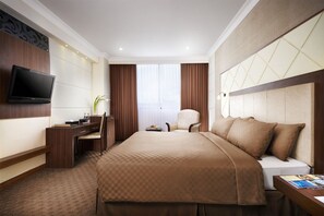 In-room safe, desk, soundproofing, rollaway beds - Singgasana Hotel Makassar (Makassar)