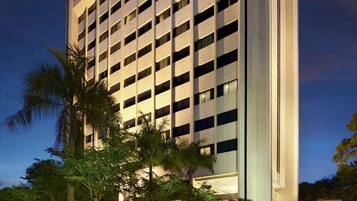 Bagian depan properti - sore/malam