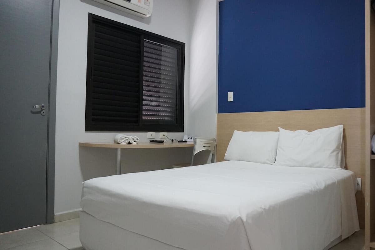 Hypo-allergenic bedding available, Select Comfort beds, desk