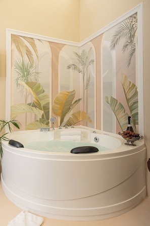Royal-Suite | Hochwertige Bettwaren, Pillowtop-Betten, Minibar, Zimmersafe