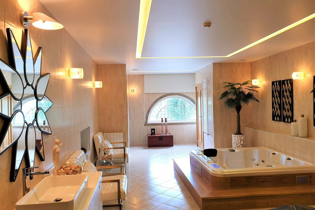 couples treatment room(s), sauna, hot tub, steam room, aromatherapy
