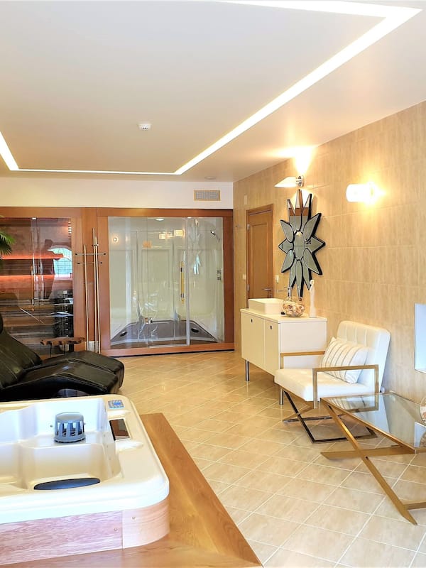 双人护理室、桑拿、热水浴缸、湿蒸房、芳香疗法、按摩服务