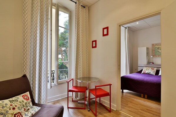 Suite (Jean Cocteau) | Ropa de cama de alta calidad y caja de seguridad en la habitación 