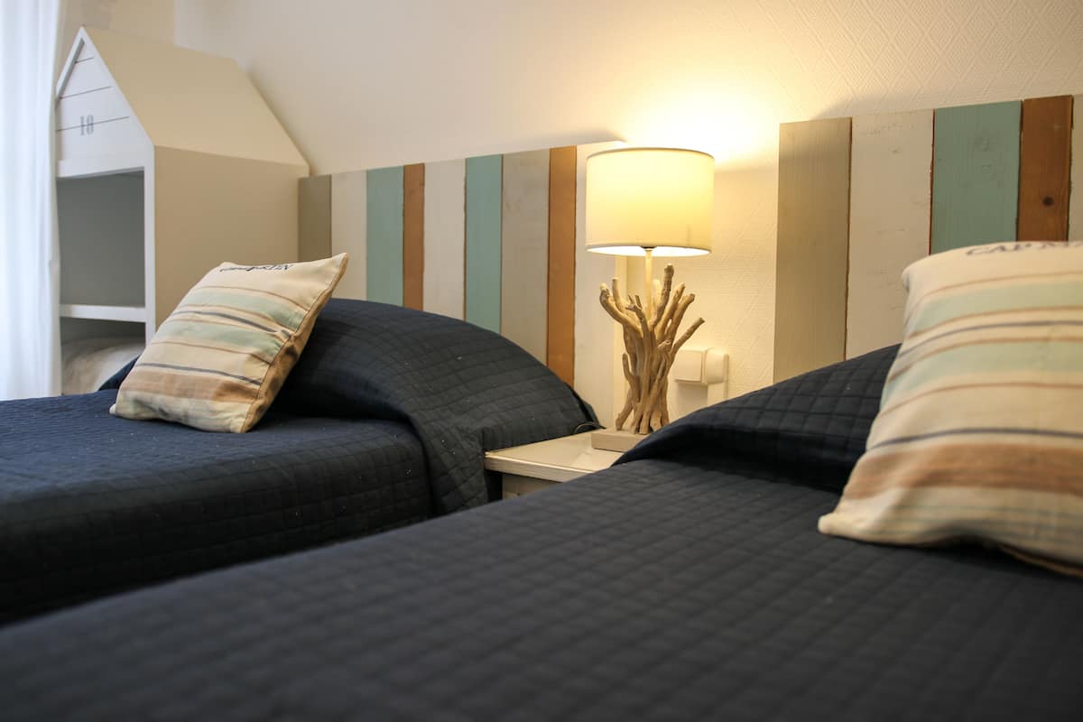 small cabin with 2 single beds | 1 bedroom, premium bedding, in-room safe, individually decorated