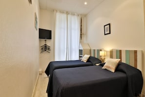 Huisje, 2 eenpersoonsbedden (Small) | Luxe beddengoed, een kluis op de kamer, individueel gedecoreerd