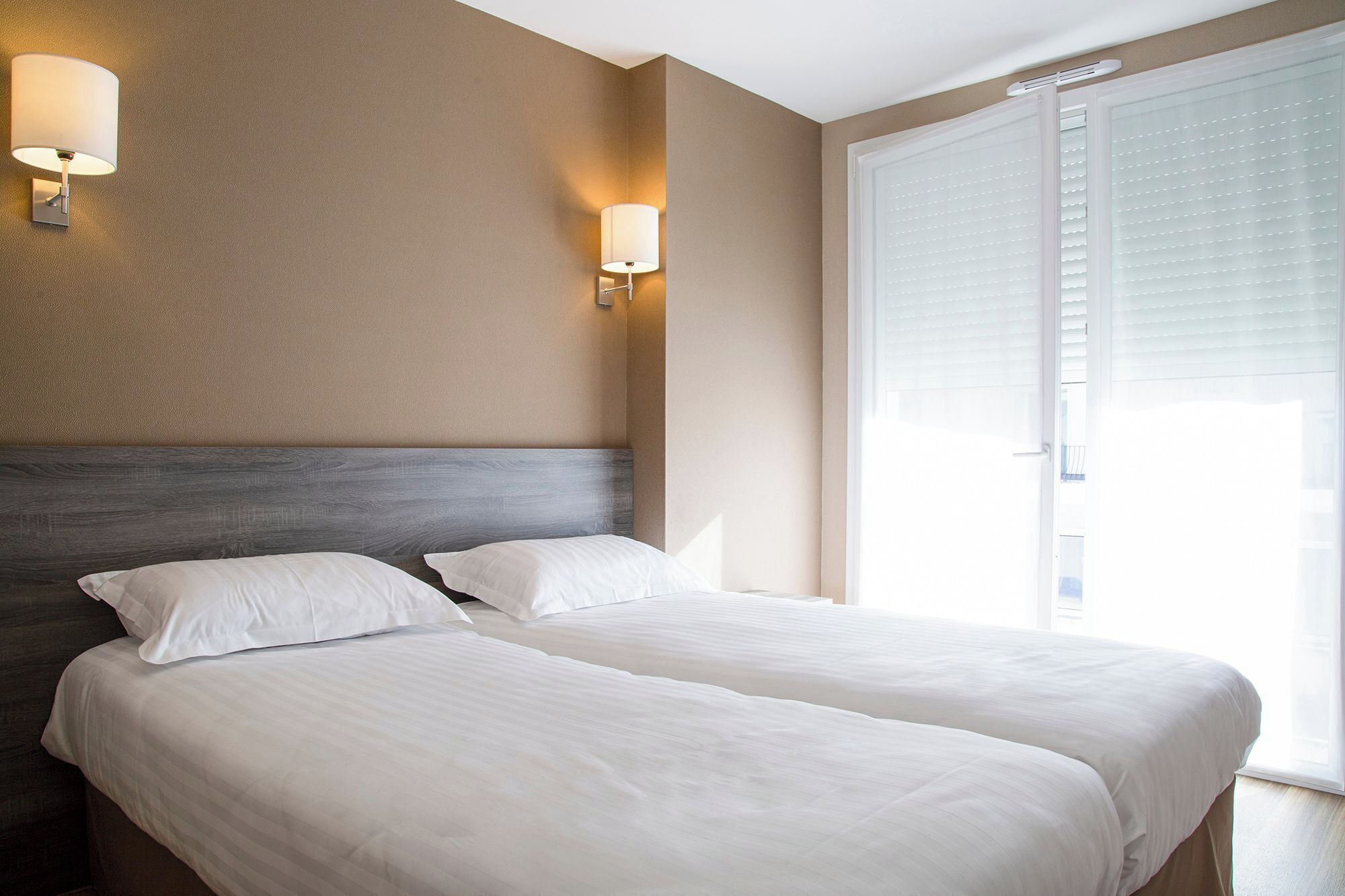 Twin kamer | Luxe beddengoed, Select Comfort-bedden, individueel gedecoreerd