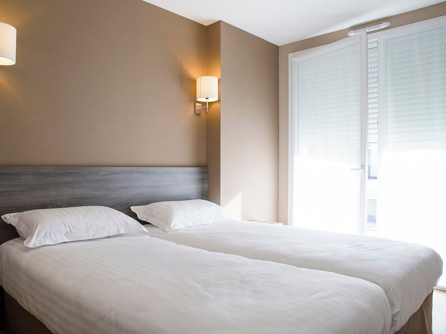Zweibettzimmer | Hochwertige Bettwaren, Select-Comfort-Betten, Schreibtisch