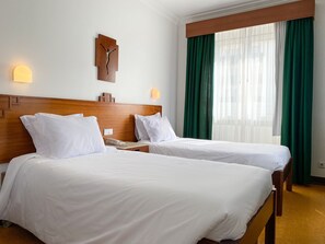 Escritorio, espacio para trabajar con laptop y cortinas blackout 