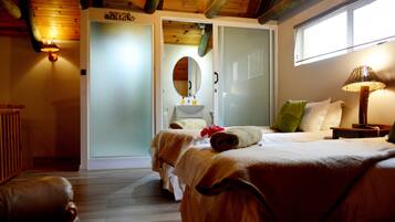 Garden Cottage | Bathroom | Shower, free toiletries, hair dryer, towels