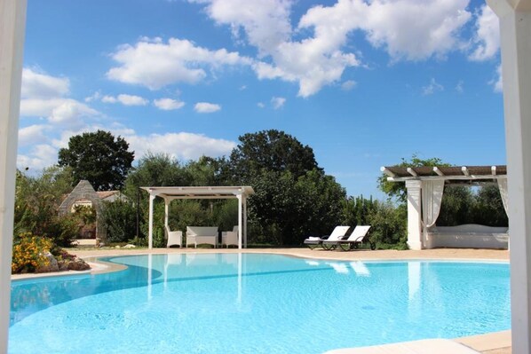 Außenpool (je nach Saison geöffnet), Sonnenschirme, Liegestühle