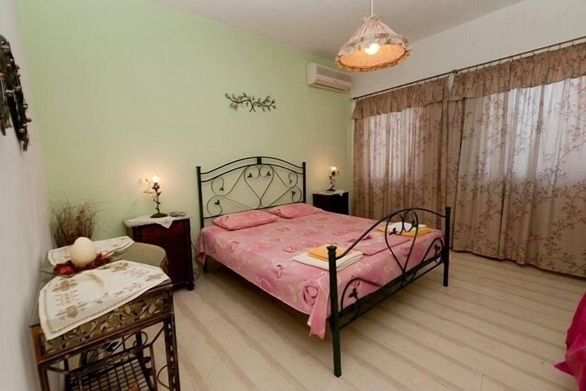 Desk, soundproofing, free WiFi, bed sheets