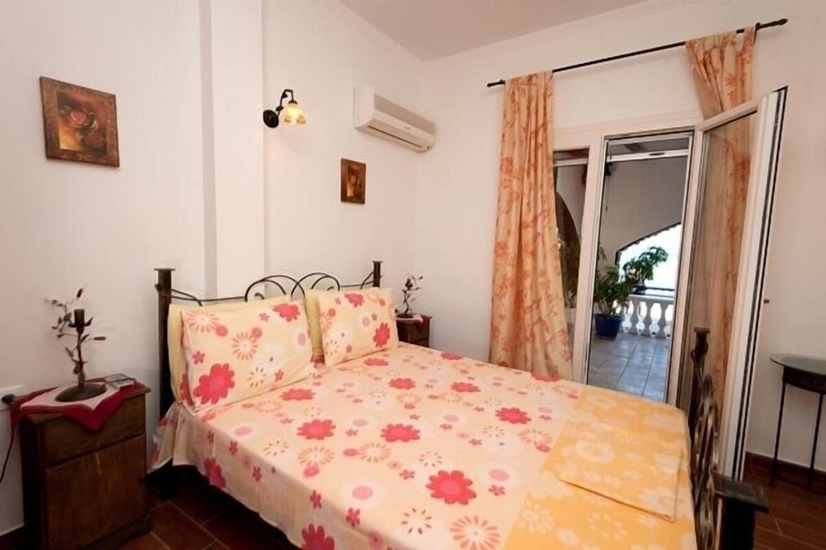 Desk, soundproofing, free WiFi, bed sheets