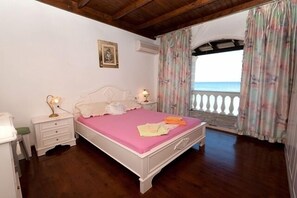 Desk, soundproofing, free WiFi, bed sheets