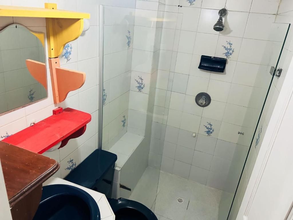 Un baño con ducha, inodoro y lavamanos.