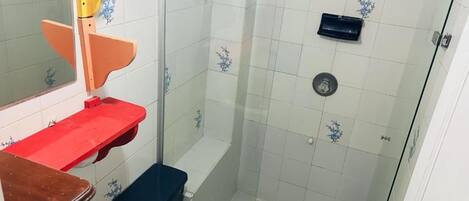 Un baño con ducha, inodoro y lavamanos.