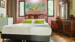 A bedroom with a bed, a painting, a dresser, and a mirror. - Hotel Ayenda Habana Vieja 1221 (Medellín)