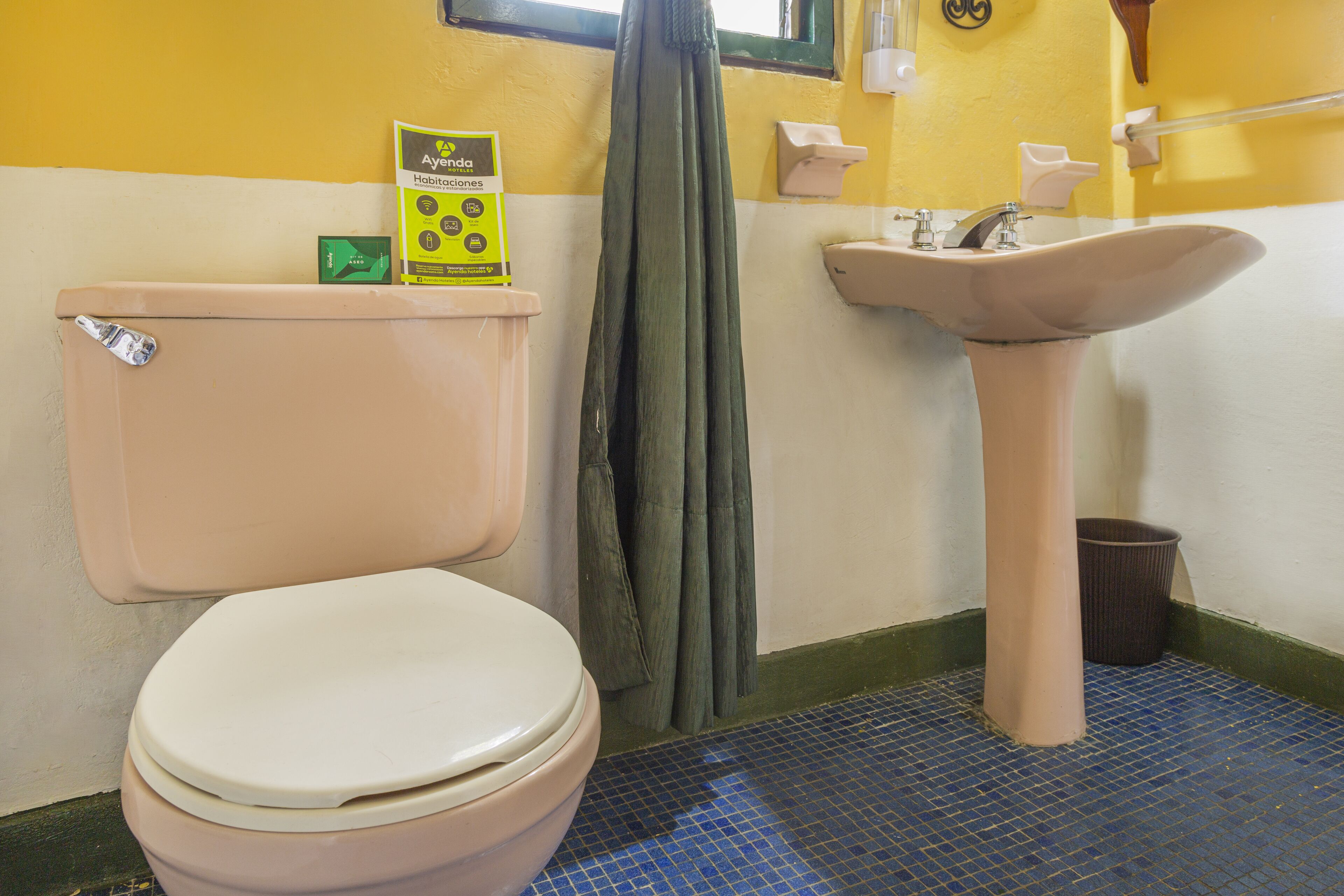 standard double room | bathroom | shower, free toiletries, towels